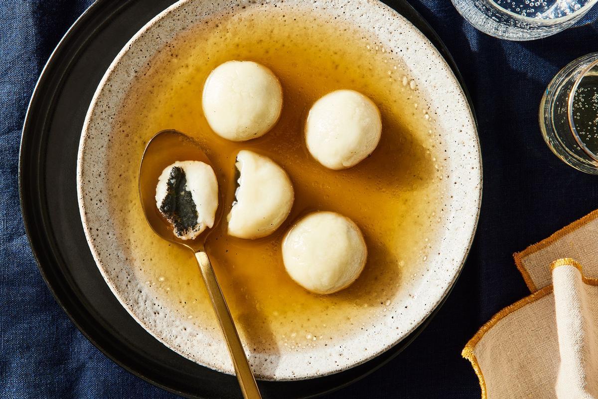 Con rellenos como sésamo negro, pasta de alubias rojas o cacahuete, comer estos dulces en un almíbar dulce es considerado como una forma de atraer la buena fortuna y la felicidad al hogar