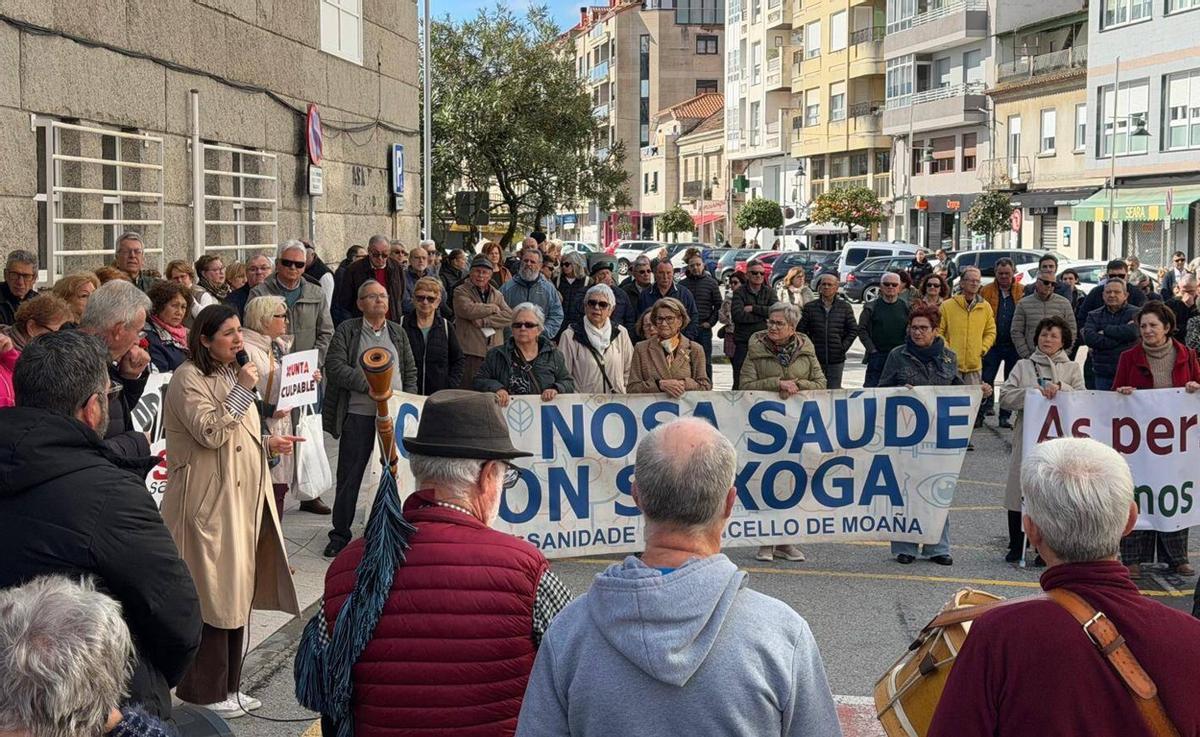 La alcaldesa, Leticia Santos, en la concentración de ayer ante la Casa do Mar.