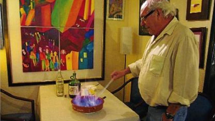 Pere Bahí, preparant un cremat al seu restaurant, La Xicra, de Palafrugell.