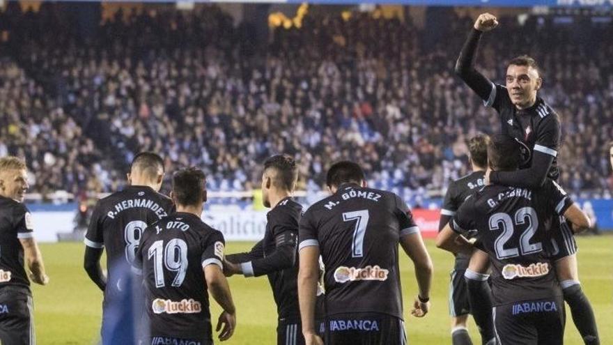 Los jugadores del Celta celebran su victoria en el derbi gallego.