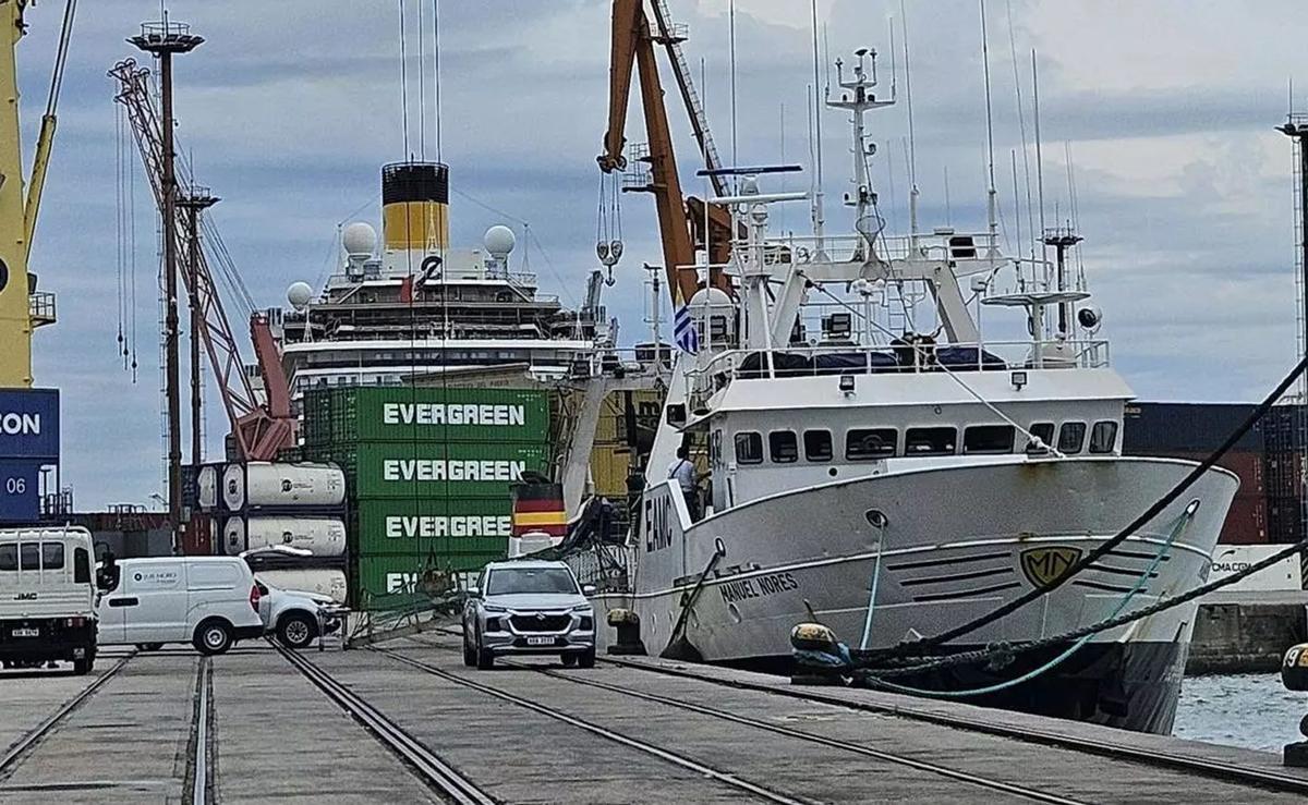 El buque «Manuel Nores» amarrado en Montevideo.