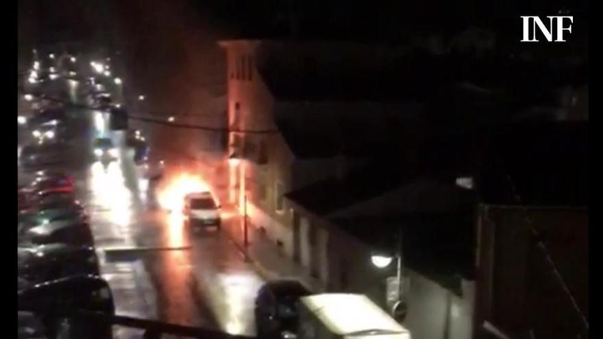 Espectacular incendio de una furgoneta en Muro