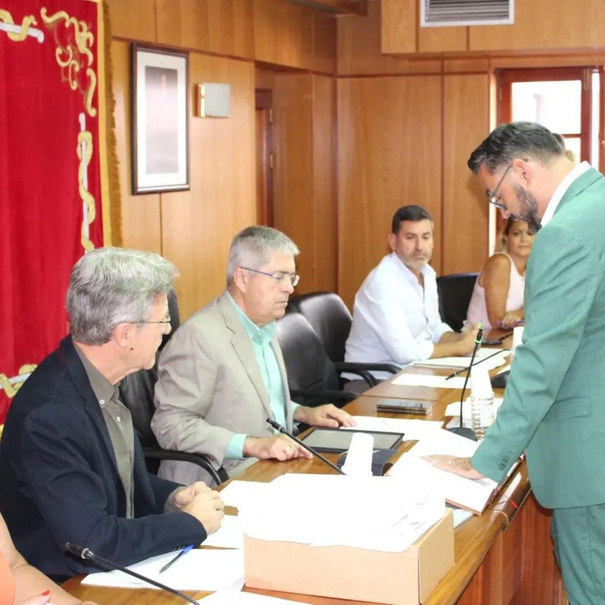 Manuel Encinoso toma posesión como nuevo edil de NC en el Ayuntamiento de San Bartolomé de Tirajana, este viernes, en sustitución de Esmeralda Martín, que renunció en mayo.