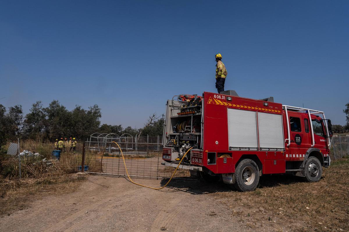 La granja de Jordi, una de las dos víctimas mortales del devastador incendio en Lleida, es el escenario de intensos trabajos de los bomberos este 2 de julio de 2025.