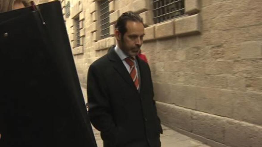 Antoni Molons, que ha estat destituït del càrrec com a secretari de Difusió, arribant ahir a la Generalitat