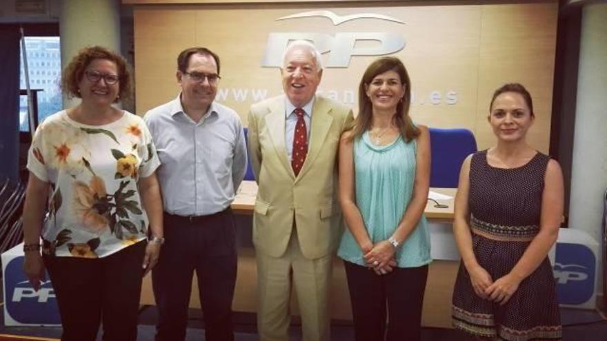 José Manuel García Margallo junto a los diputados Lola Alba, Joaquín Albaladejo y Loreto Cascales y la senadora Asunción Sánchez Zaplana.