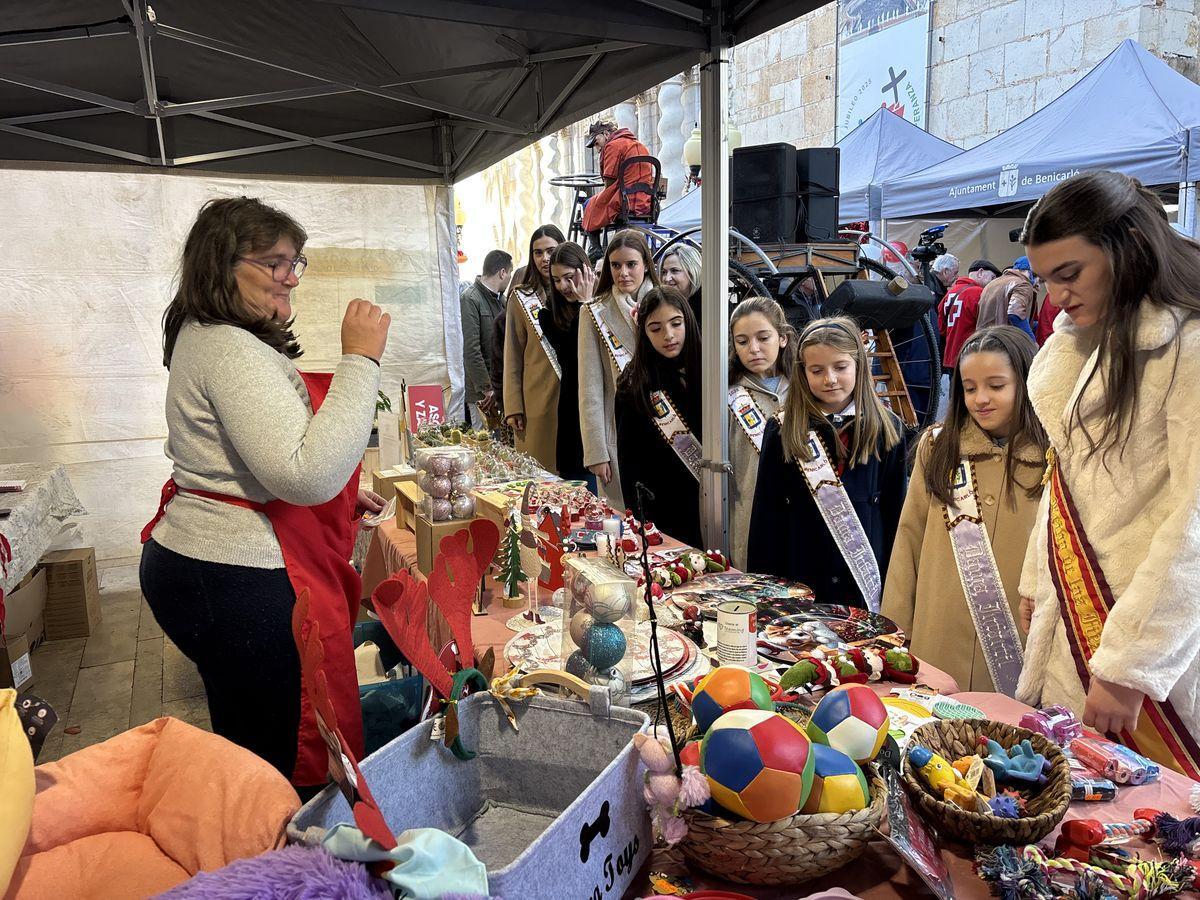 La reina y damas visitaron el mercadillo de Navidad.