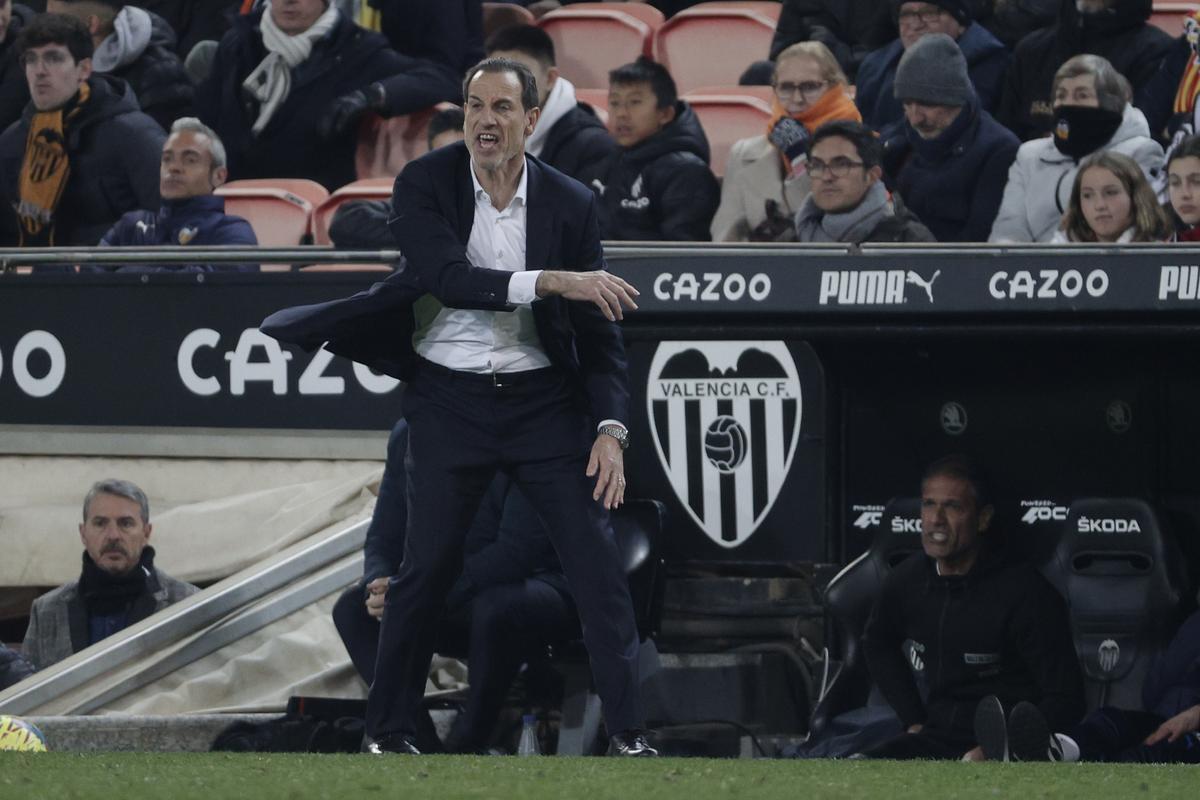 Salvador González 'Voro' se desgañita en la banda dando instrucciones durante el Valencia - Athletic