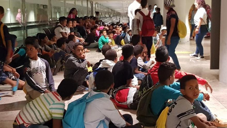 Niños sarahauis en el aeropuerto