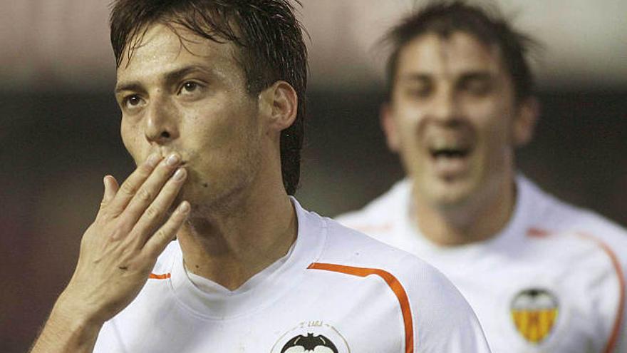 Silva dedica uno de sus goles de ayer perseguido por Villa. / heino kalis