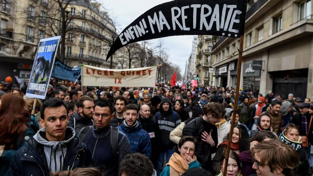 "Mientras Francia se levanta cada vez que la política traiciona el interés común, España se resigna"