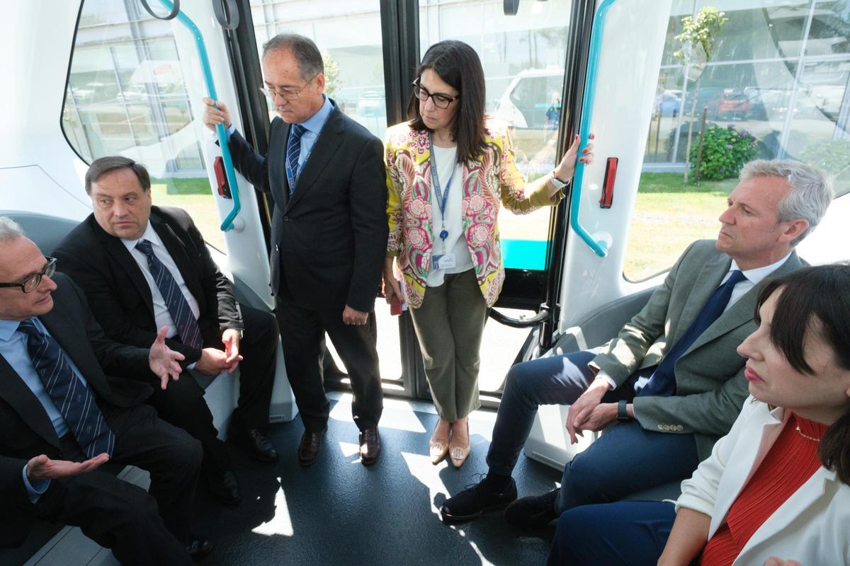 Autoridades y responsables del CTAG a bordo del Shuttle, ayer en Porriño