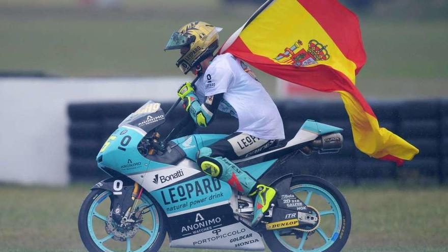 Joan Mir da la vuelta de honor para celebrar su título mundial. // Tracey Nearmy