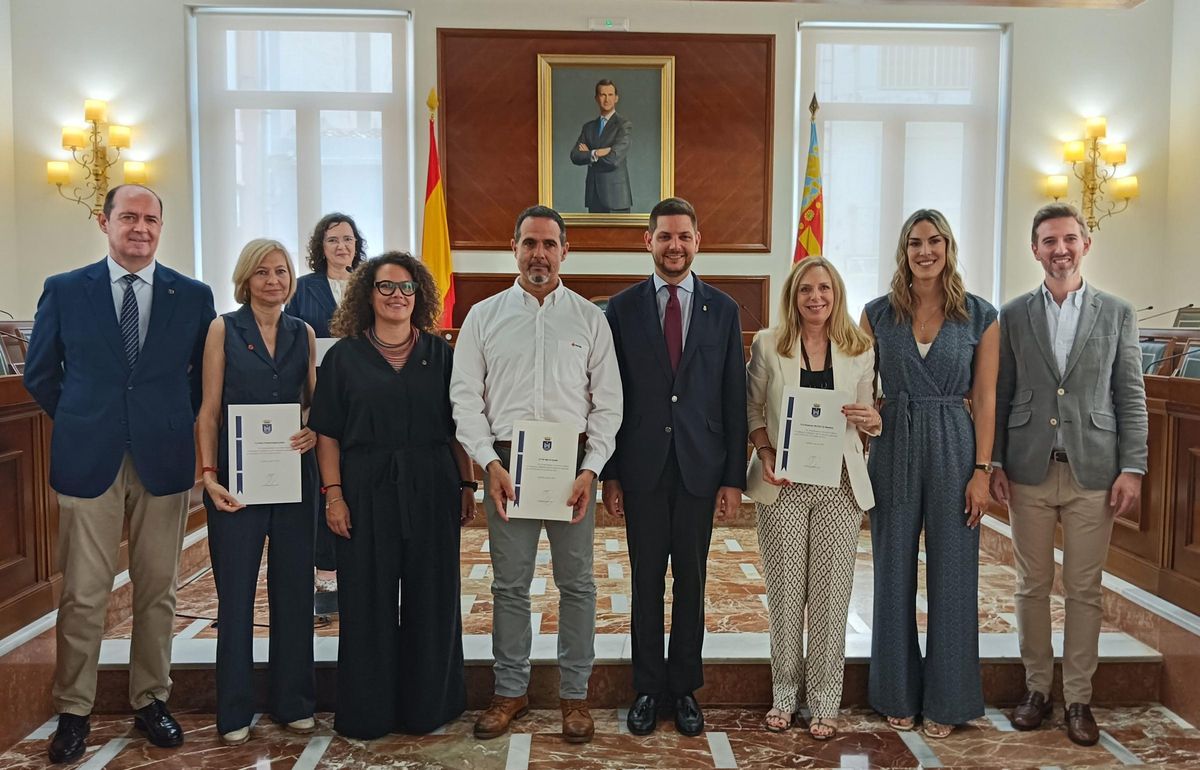 Miembros de Cáritas, Cruz Roja y Fundación Next2U con representantes municipales.
