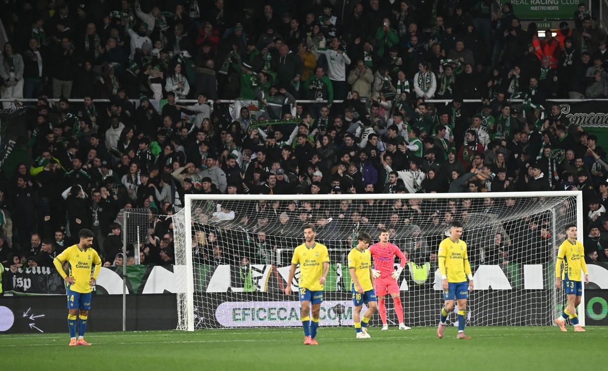 Los jugadores de Las Palmas caminan cabizbajos tras recibir uno de los cuatro goles que anotó el Racing.
