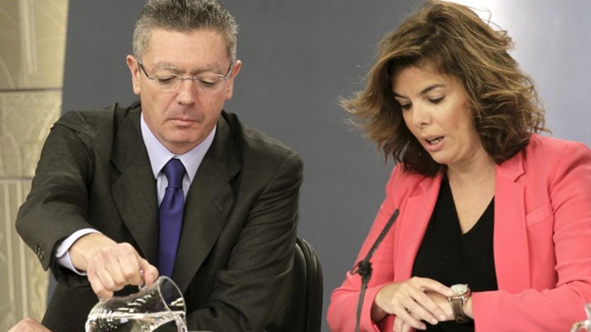 Sáenz de Santamaría y Ruiz-Gallardón, en la rueda de prensa del Consejo de Ministros.