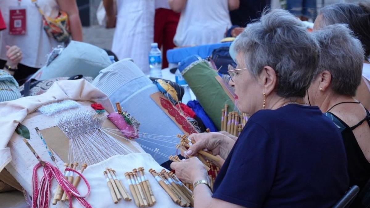 La demostració de puntaires de la Festa Major del barri de la Font d'Abrera