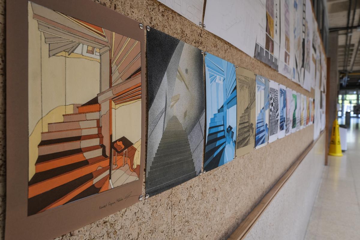 Trabajos de estudiantes de la Escuela en torno a las escaleras.