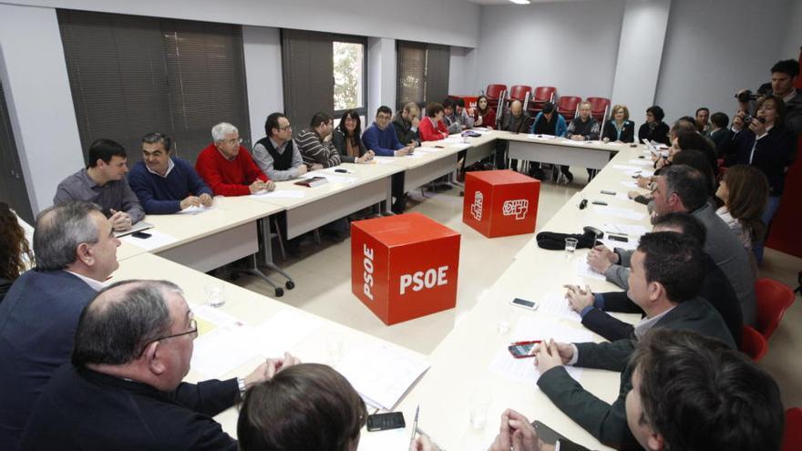Miembros del PSRM durante la reunión que tuvieron ayer en la sede del partido en la capital murciana.
