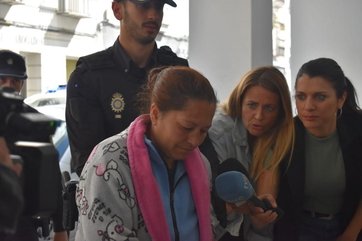 La mujer detenida llega a los juzgados.