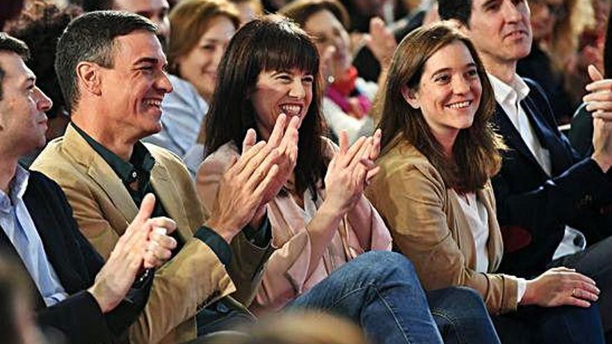 Pedro Sánchez con Eva Martínez Acón e Inés Rey, en el mitin de A Coruña.