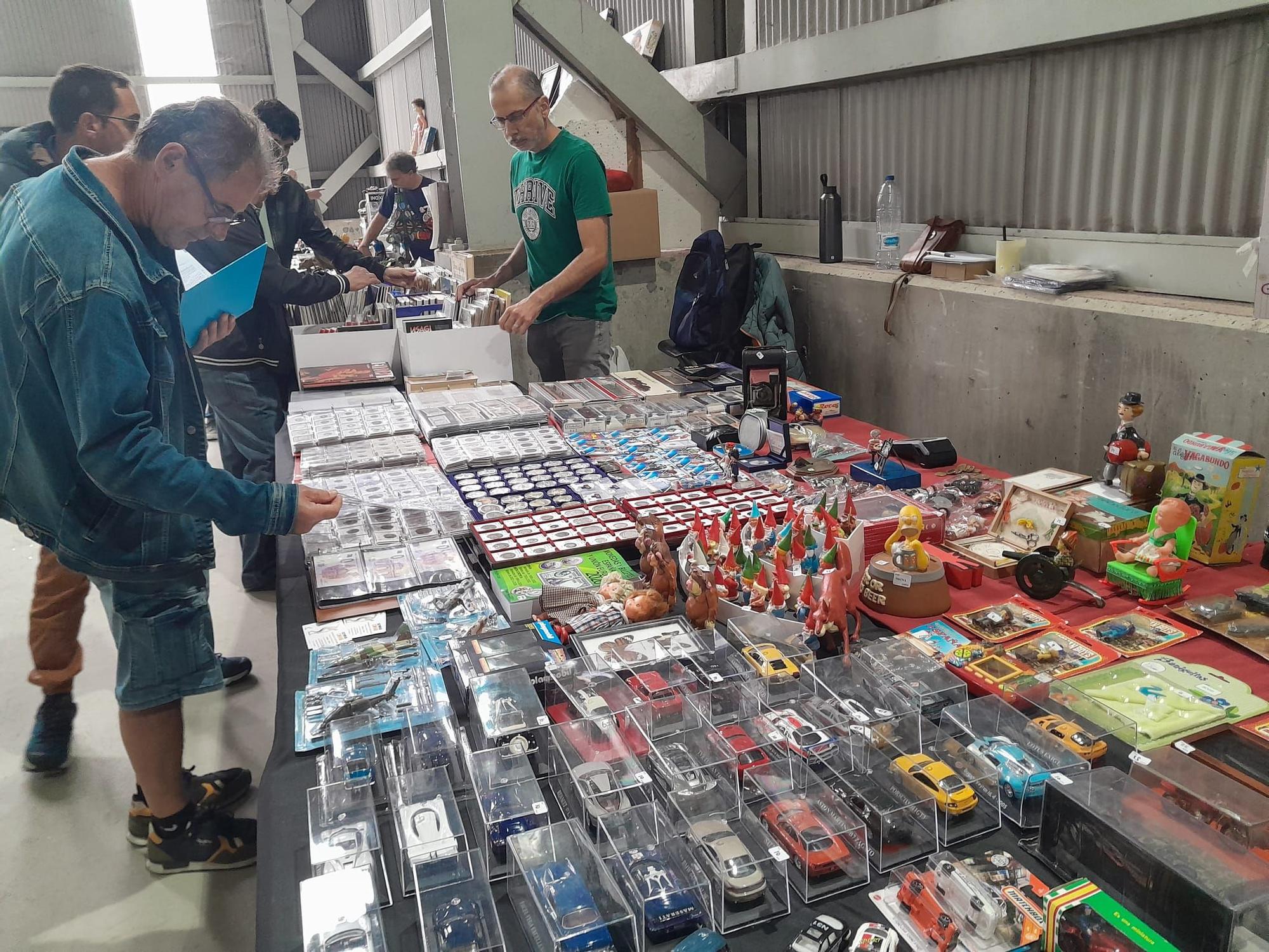 Compra, vende, cambia, así es la Feria del Coleccionismo de Mieres, en la que "hay de todo"