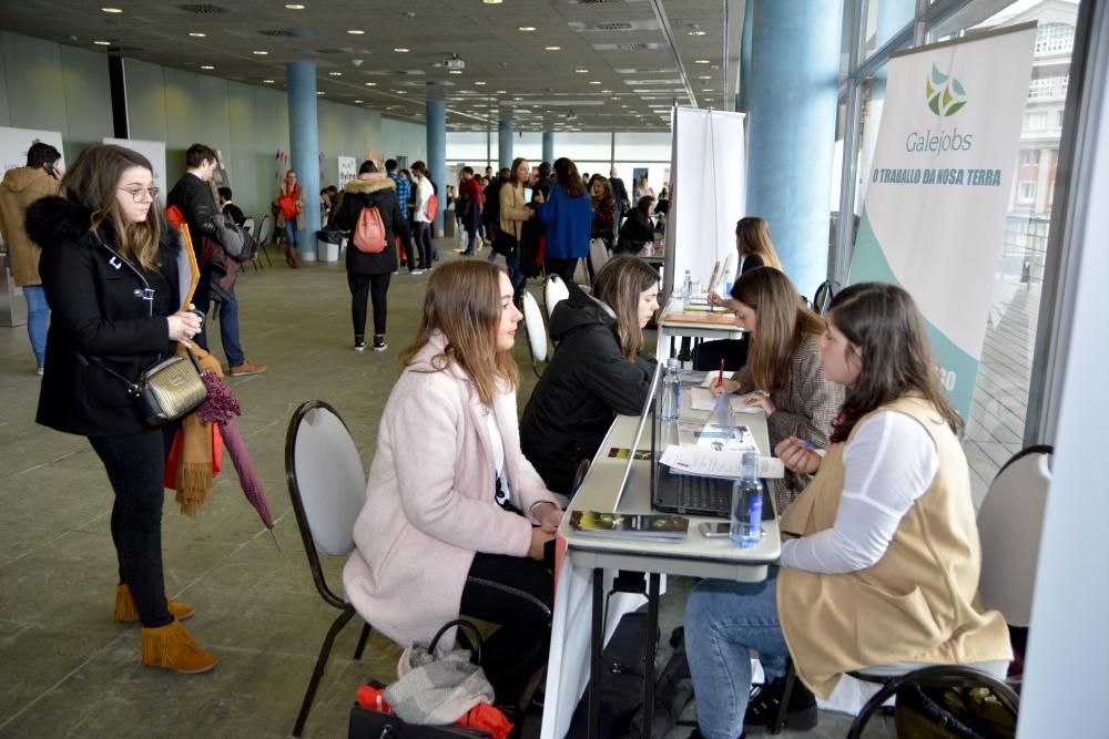 La II Feria de Empleo de A Coruña, organizada por la Cámara de Comercio, pretende potenciar el acercamiento entre empresas y jóvenes de entre 16 y 29 años que desean incorporarse al mercado laboral.