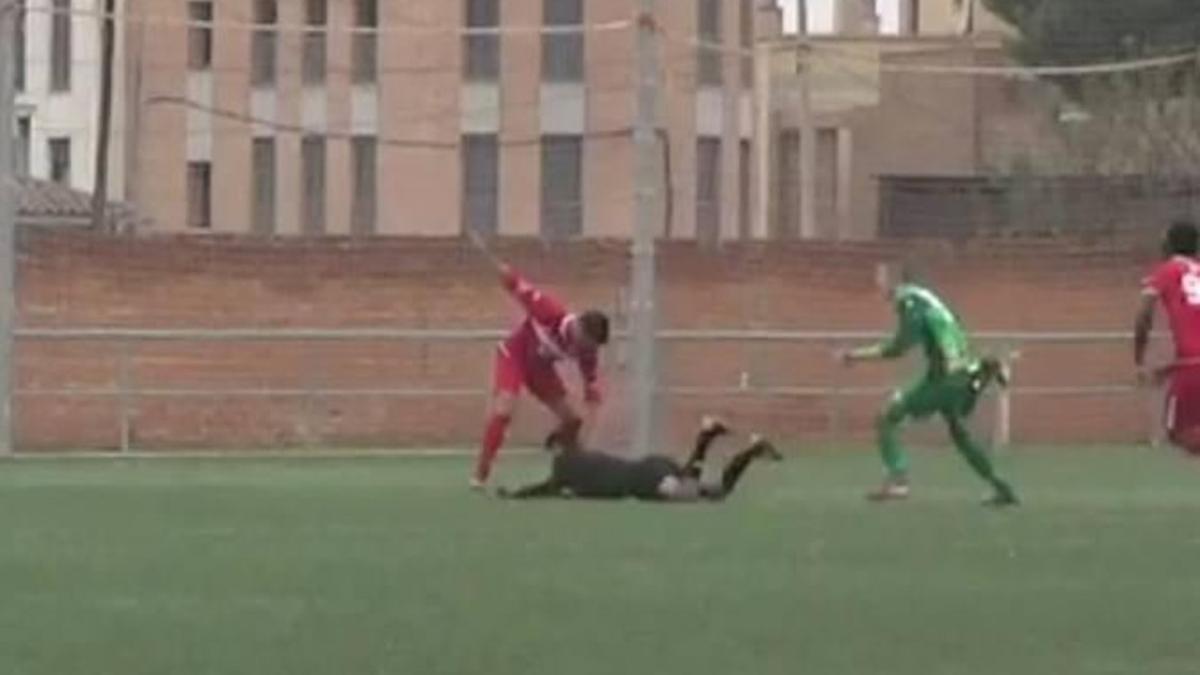 Momento de la agresión del jugador al colegiado.