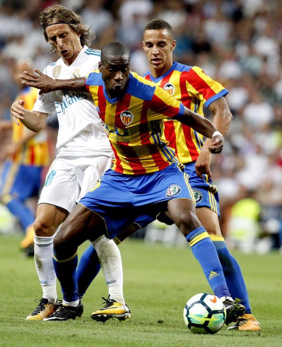 Instantes del partido disputado ayer entre el Valencia CF y el Real Madrid.