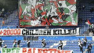 Carteles en defensa de Palestina en las gradas del Estadio Mendizorroza durante el partido de LaLiga EA Sports disputado por el Deportivo Alavés y el Elche en el Estadio Mendizorroza de Vitoria