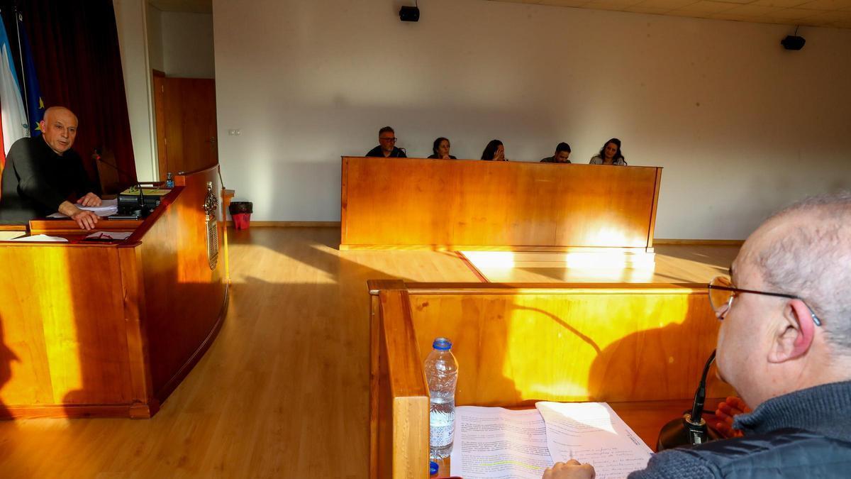 Alberto García, a la derecha, y Xoán Castaño, a la izquierda, en un pleno.