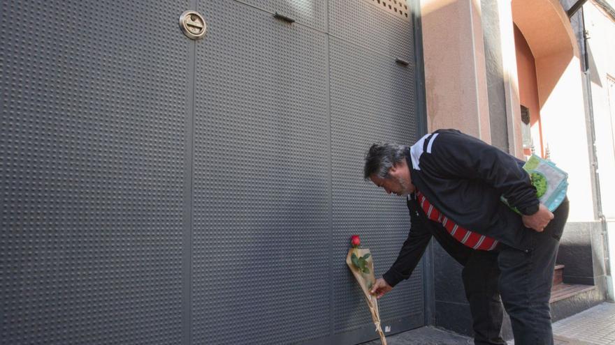Un ciudadano deposita una rosa junto a la vivienda donde la mujer y los niños fueron asesinados. |  // E.P.