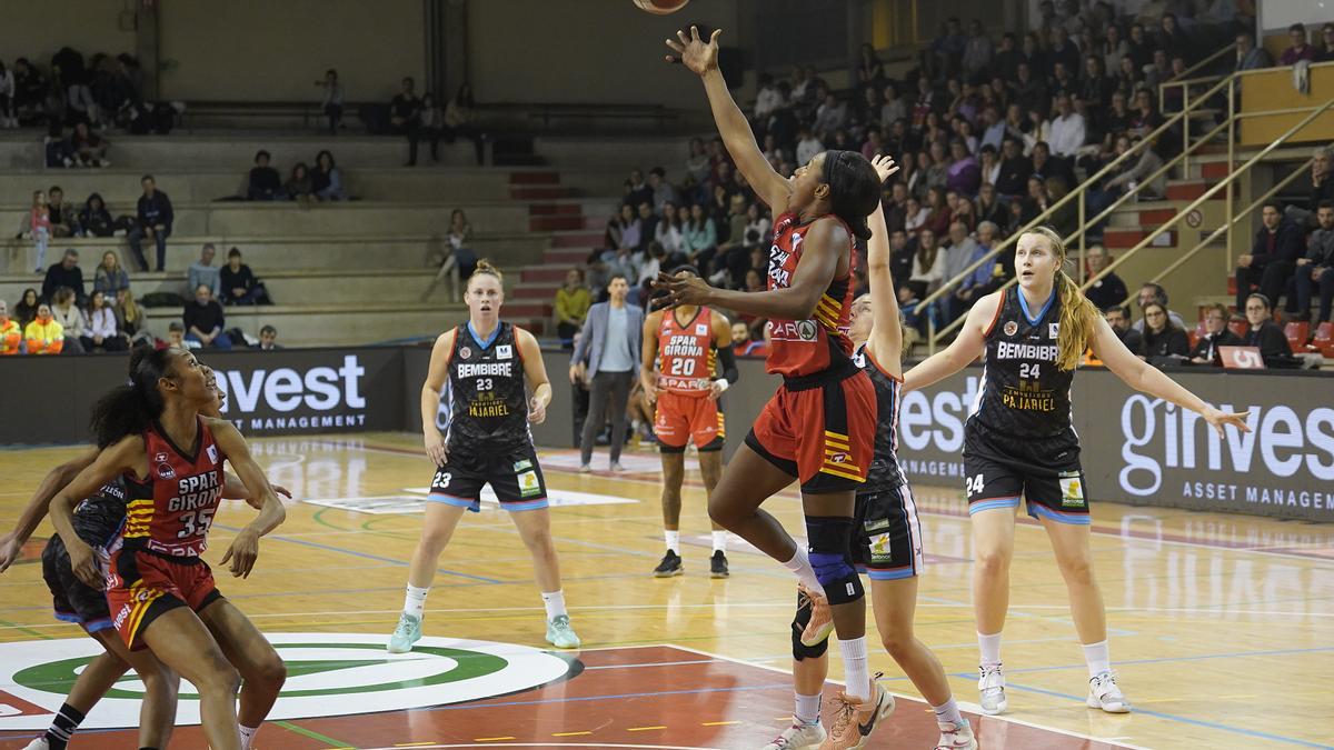 Una acció del partit a Palau entre l’Spar Girona i el Bembibre