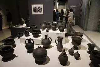 La inauguración de la muestra sobre la cerámica negra de Llamas del Mouro, en imágenes