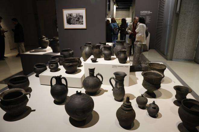 La inauguración de la muestra sobre la cerámica negra de Llamas del Mouro, en imágenes