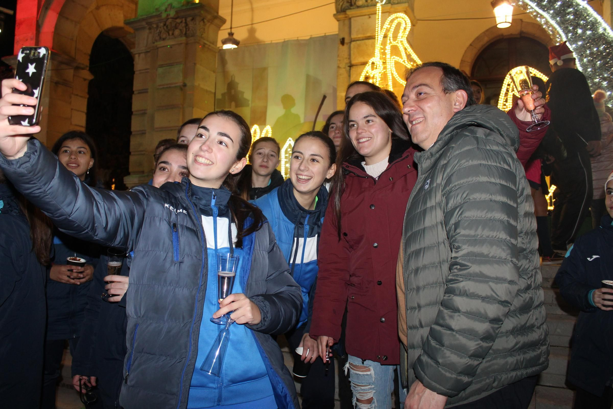 Villaviciosa 'descorcha' la Navidad con un brindis multitudinario