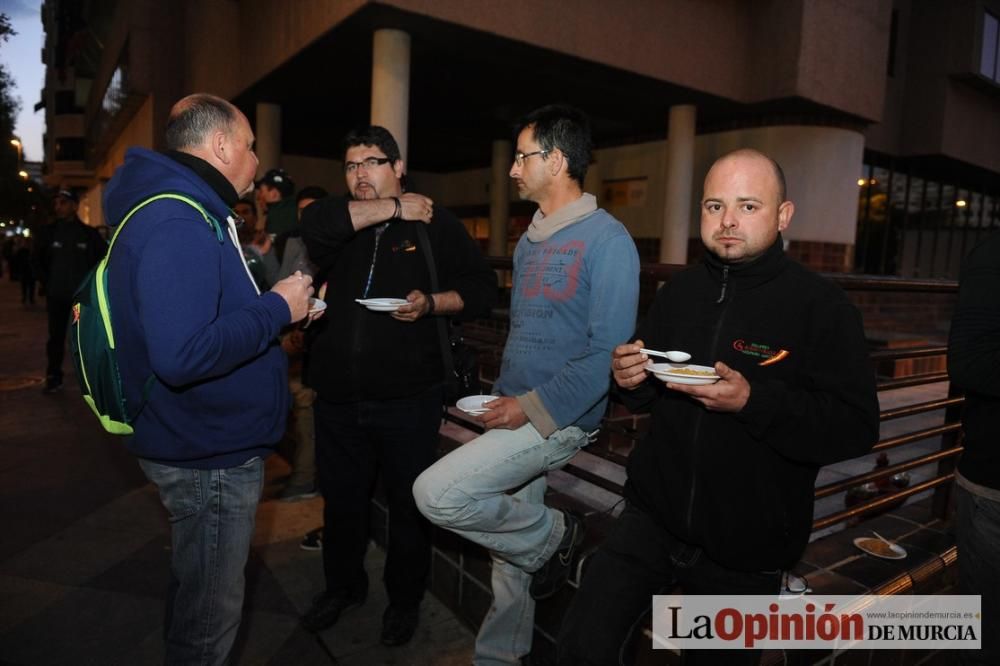 La noche de protesta de los agricultores se pasa con migas