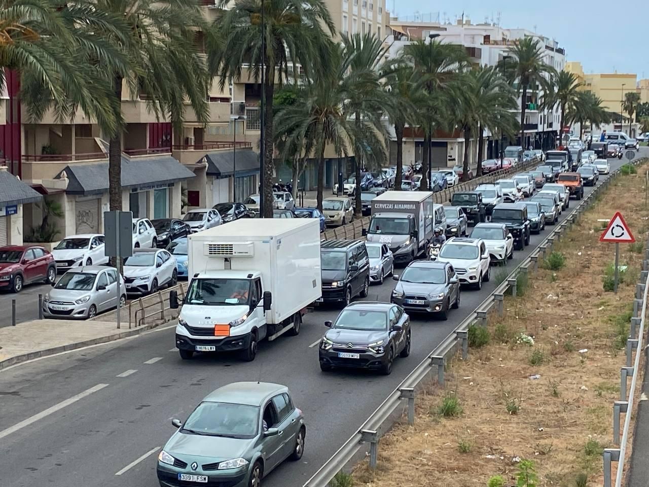 Todas las imágenes del atasco que colapsa la ciudad de Ibiza