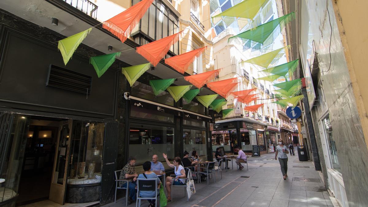 Calle San Juan de Badajoz, una de las vías del Casco Antiguo en la que se instalarán las nuevas cámaras de videovigilancia, en este caso dos de ellas en diferentes tramos.