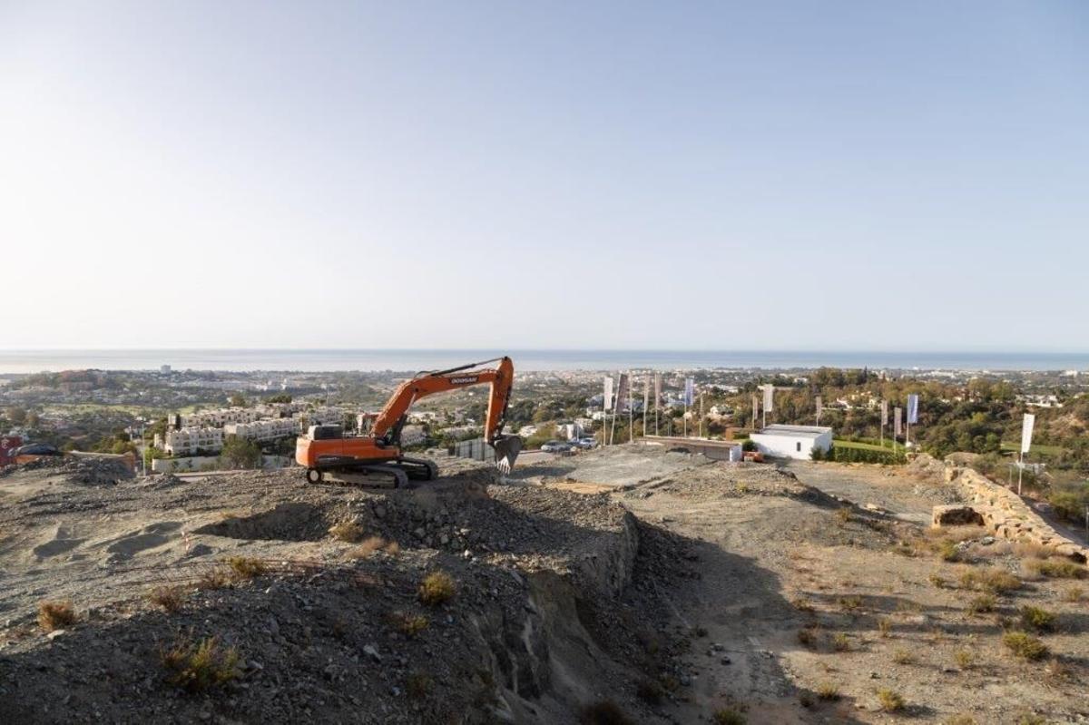 Maquinaria pesada realiza trabajos de construcción en una parcela de Marbella