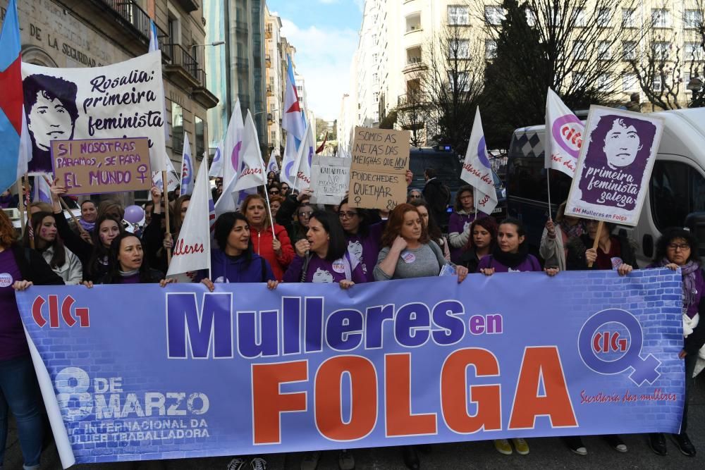 La primera de las manifestaciones convocadas para este 8-M en A Coruña, promovida por CIG, ha recorrido a mediodía las calles del centro de la ciudad.