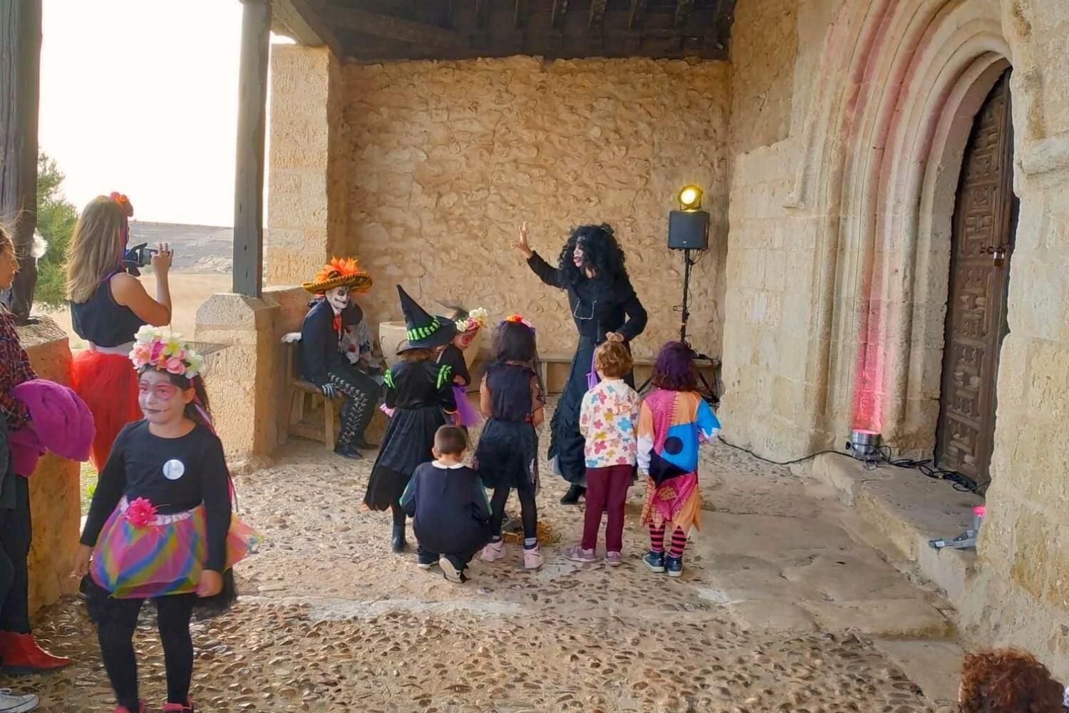 Niños disfrutando el espectáculo de terror en Moradillo de Roa