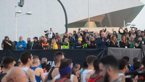 Juan Roig junto a las autoridades tras la salida de la maratón de Valencia 2024.