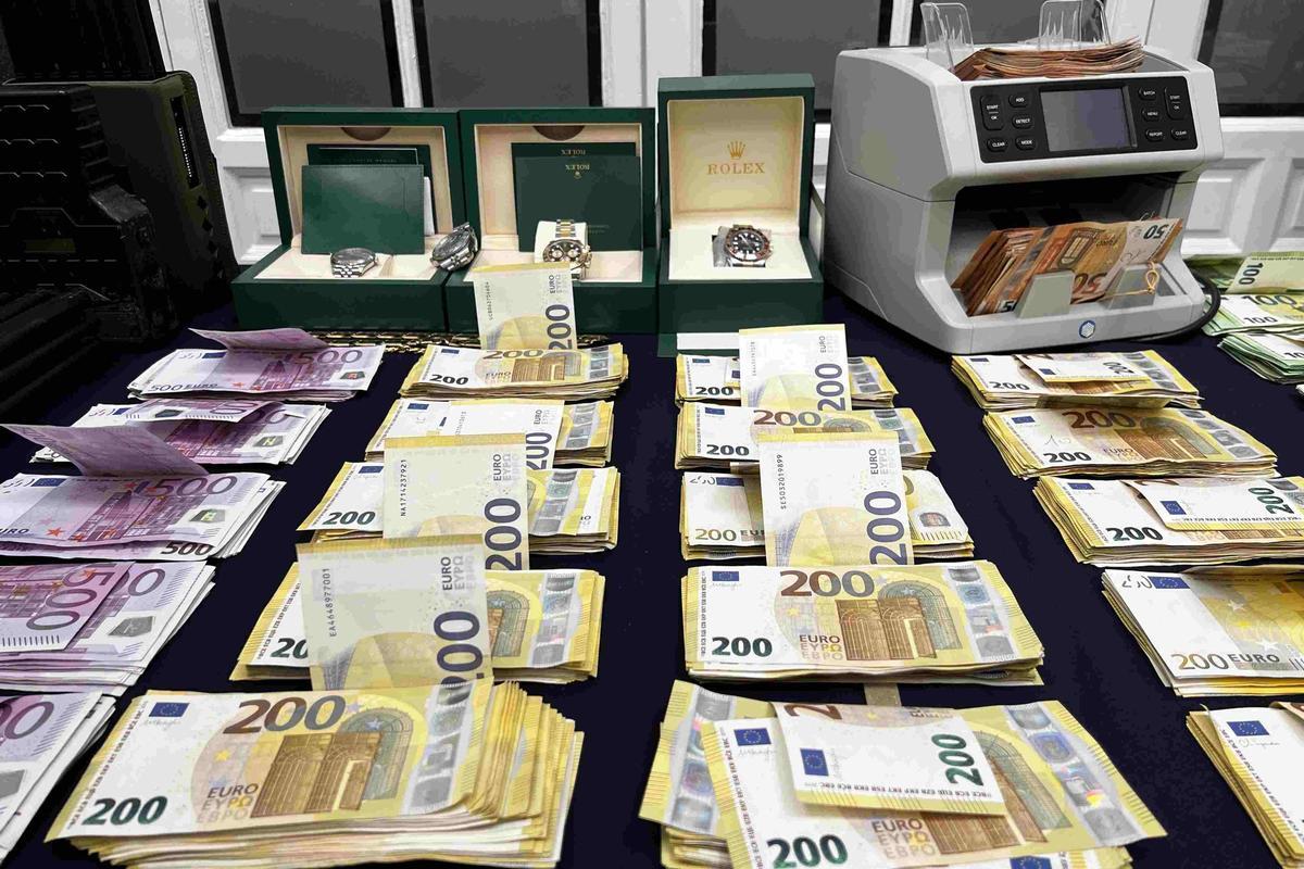 Dinero incautado a la organización.