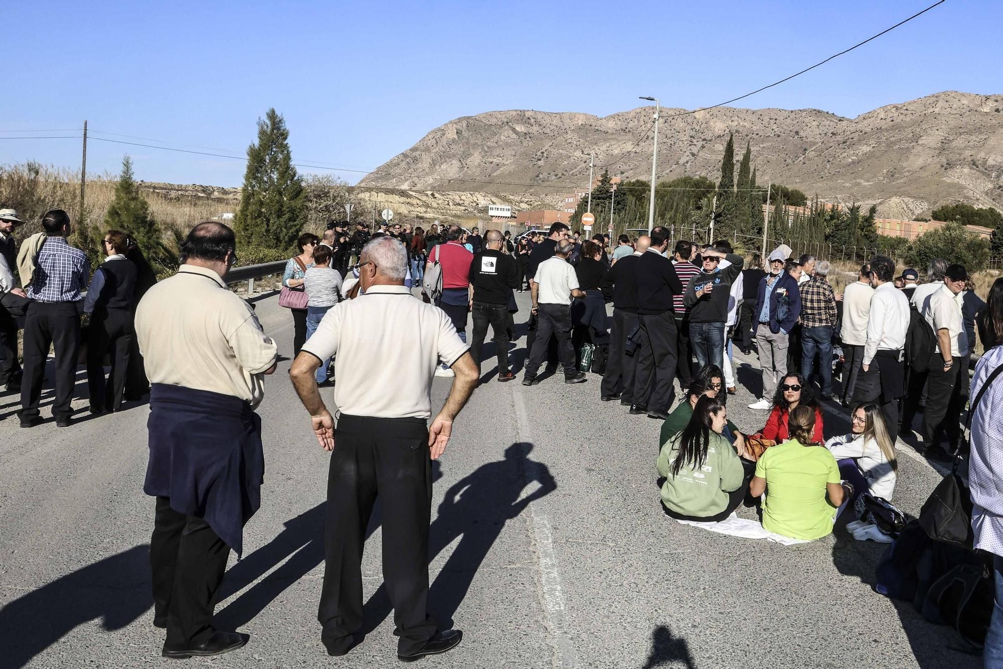 Concentración de funcionarios de prisiones en Fontcalent por el asesinato de una cocinera en una prisión de Tarragona