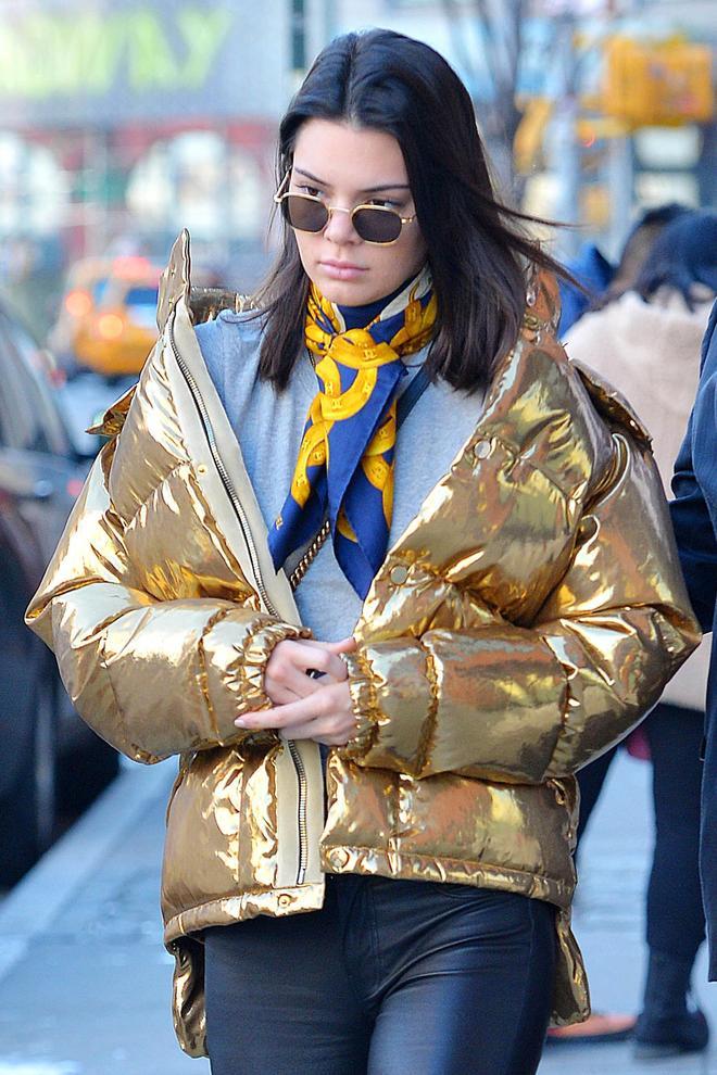 Kendall Jenner paseando por Nueva York con un plumas dorado