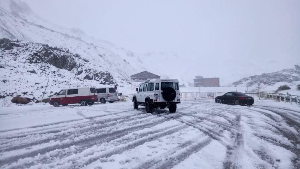 La nieve cubre las cumbres asturianas