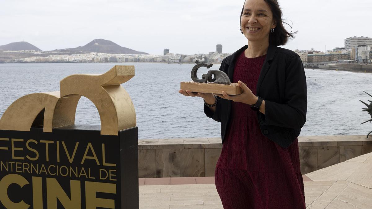 Macu Machín con el Premio Richard Leacock por 'La hojarasca'.