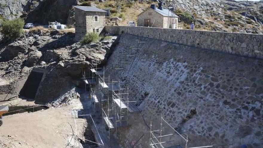 Obras de revestimiento de la cara interna de la presa de Cárdena realizadas este verano.