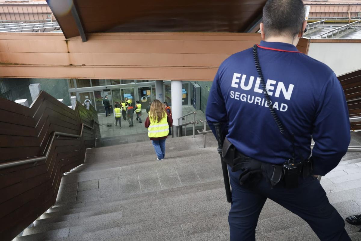 Un incendio en el centro comercial de As Cancelas obliga a evacuar el edificio